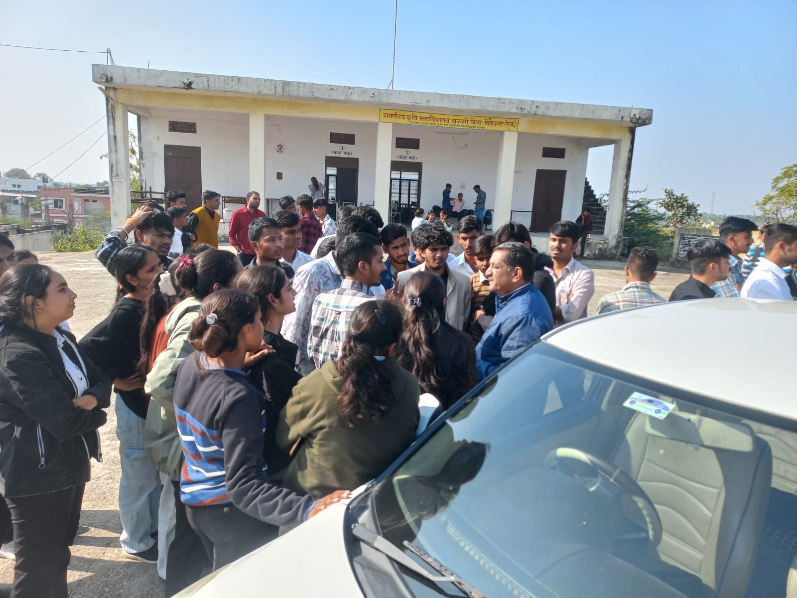 चित्तौड़गढ़ / बस्सी - कृषि महाविद्यालय में उपस्थित को लेकर परीक्षा नहीं देने का लिया विद्यार्थियों ने निर्णय