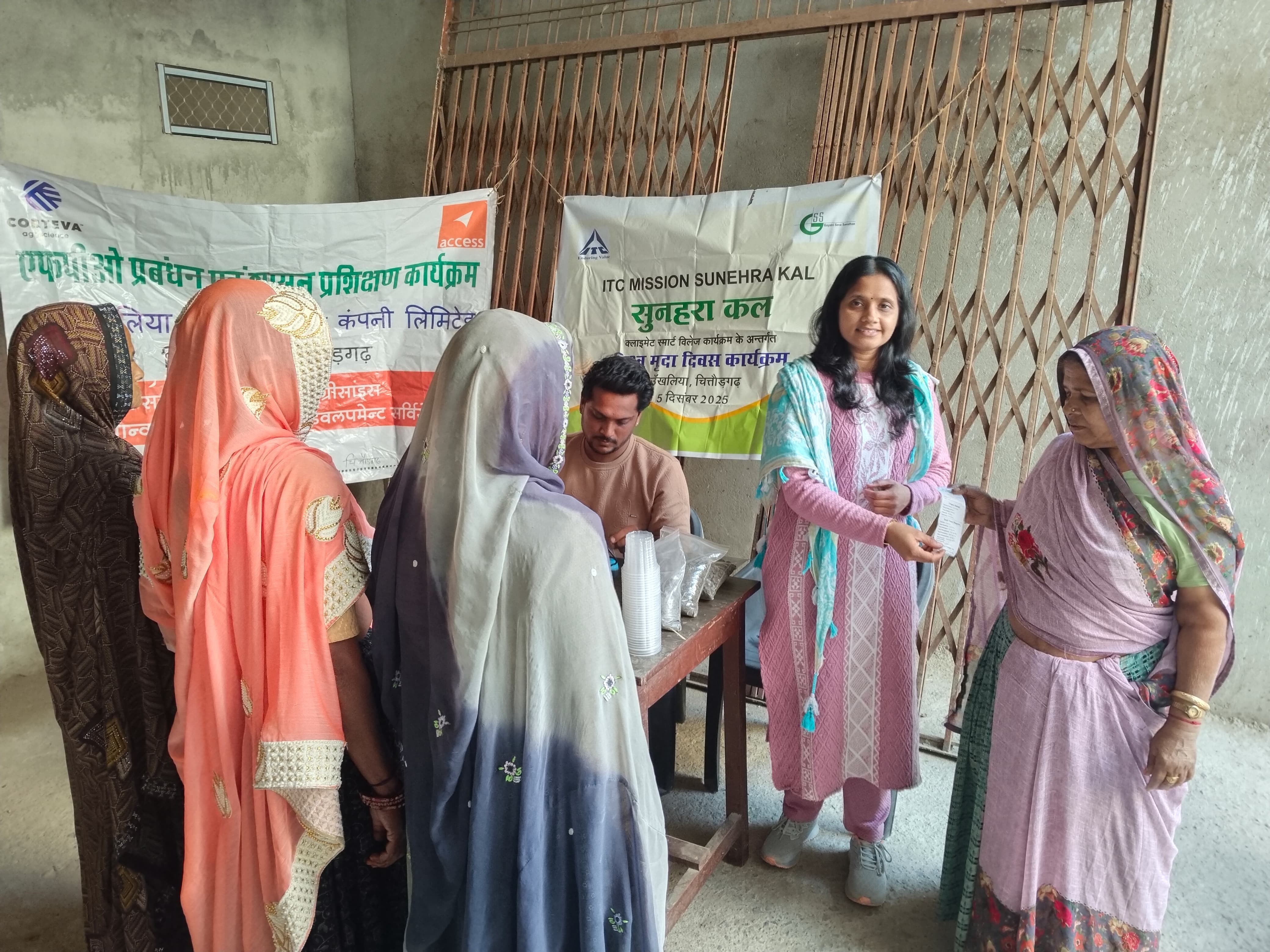 चित्तौड़गढ़ / निंबाहेड़ा - अंतरराष्ट्रीय मृदा दिवस पर हुआ मिट्टी परीक्षण, किसानों को दी मृदा स्वास्थ्य की जानकारी