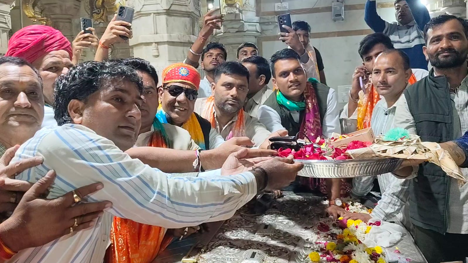 चित्तौड़गढ़ - विधायक चंद्रभानसिंह की जीत पर पूरी की मन्नत, घर से सांवलियाजी मंदिर तक की लोटन यात्रा, आक्या को सिक्कों से तौल भंडार में चढ़ाए