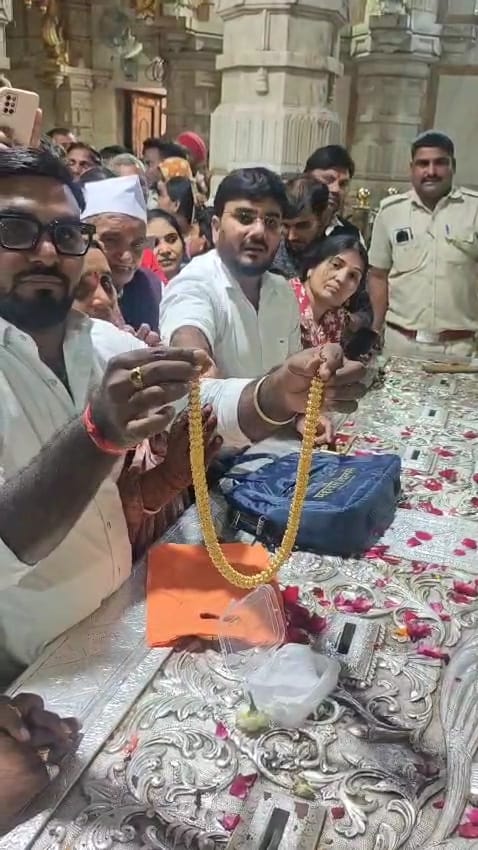 चित्तौड़गढ़ - सांवलिया सेठ ने पूरी की मनोकामना तो बेंगलुरु के व्यवसाई ने चढ़ाई 100 ग्राम सोने की चेन व लाखों का नकद चढ़ावा