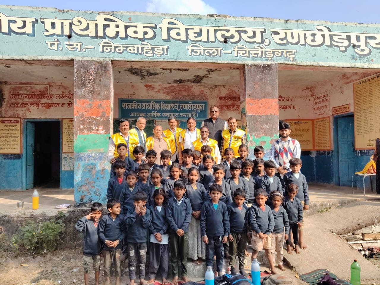 चित्तौड़गढ़ / निंबाहेड़ा - रणछोड़पुरा नारदिया में लॉयन्स क्लब द्वारा विद्यार्थियों को ऊनी स्वेटर किए वितरित