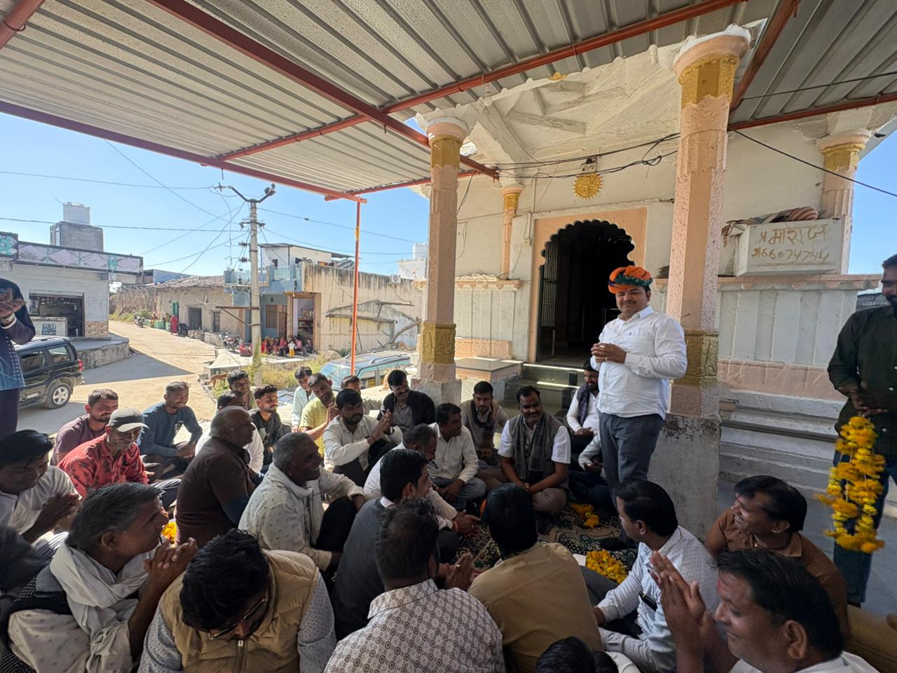 चित्तौड़गढ़ / डूंगला - कांग्रेस प्रत्याशी बद्रीलाल जाट ने भानाखेड़ी में कार्यकर्ताओं संग की बैठक, संगठन को मजबूत करने पर जोर