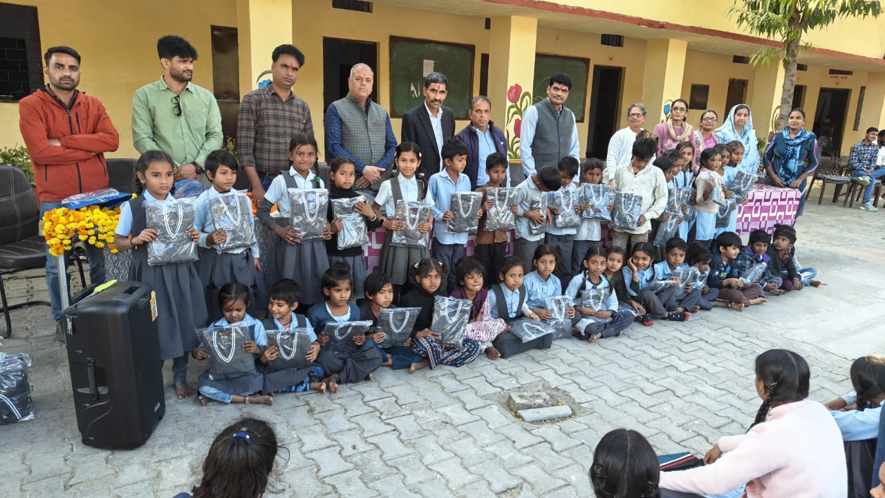 चित्तौड़गढ़ / निंबाहेड़ा - राउमावि केली में स्वेटर वितरण कार्यक्रम का आयोजन