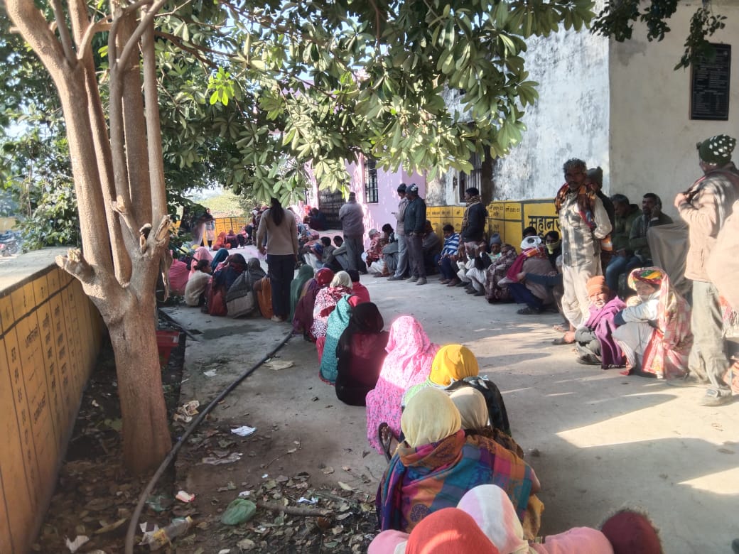 चित्तौड़गढ़ / चिकारड़ा - यूरिया खाद की गाड़ी की सूचना पर सैकड़ो किसान दौड़ पड़े