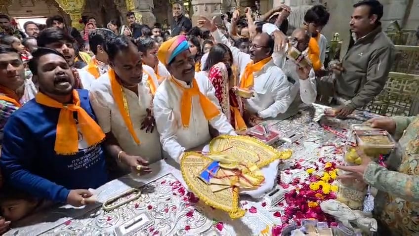 चित्तौड़गढ़ / सांवलिया जी - श्री सांवलिया सेठ को भेंट किया 100 ग्राम चांदी का सीमेंट बैग