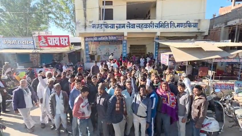 चित्तौड़गढ़ - सात दिन में आए सवा लाख यूरिया के बैग, फिर भी लग रही कतार, कृषि विभाग की सख्ती भी नहीं आ रही काम