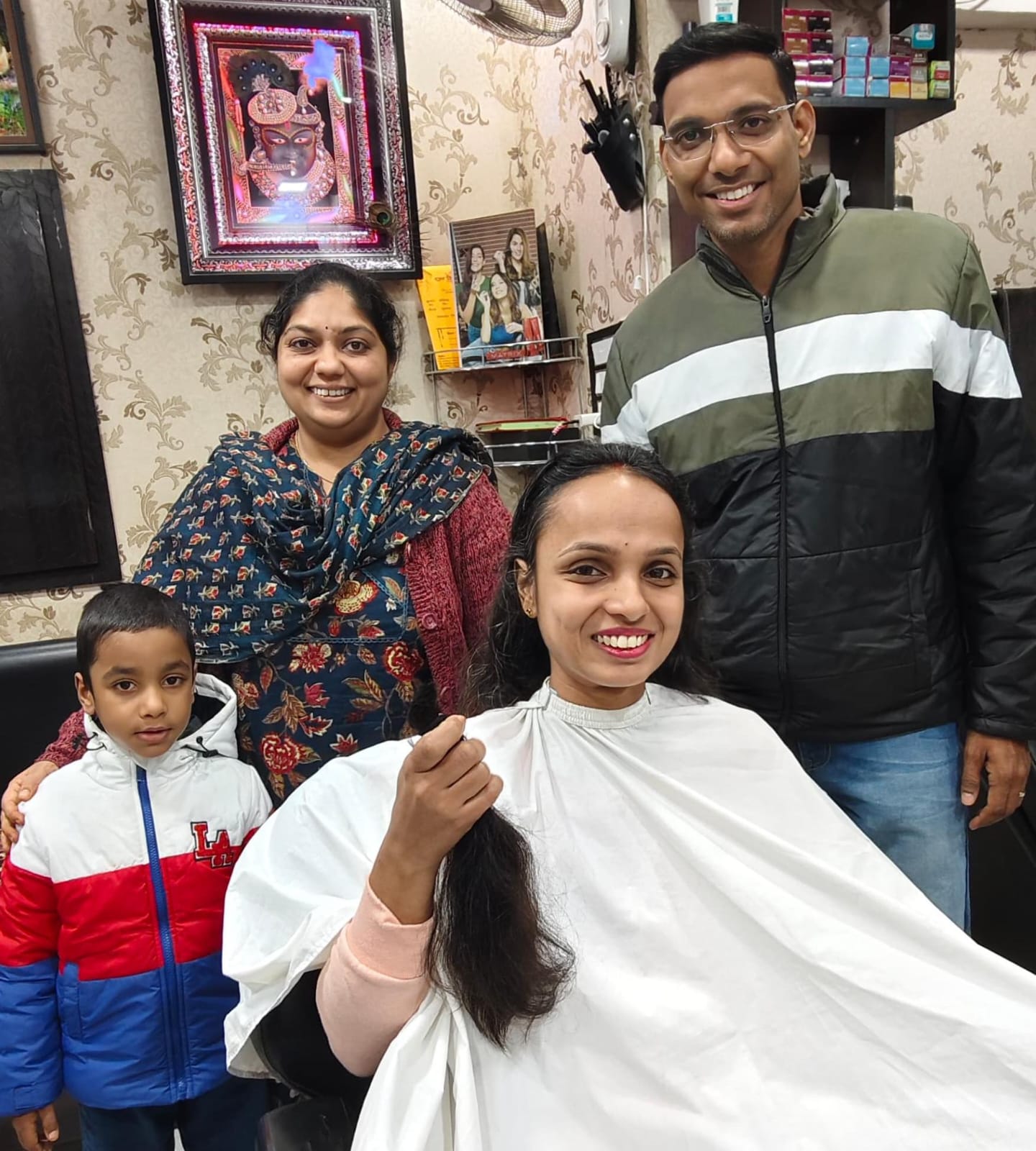 चित्तौड़गढ़ - कैंसर पीड़ितों के लिए बिदिशा ने किया पति के जन्मदिन पर केश दान