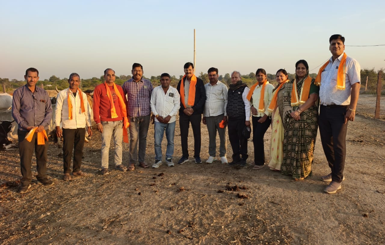 चित्तौड़गढ़ / चिकारड़ा - पुण्य स्मृति में गौ माता को खिलाई लापसी