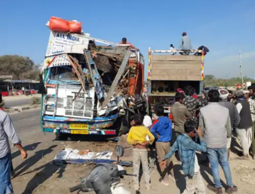 चित्तौड़गढ़ / निंबाहेड़ा - भेड़-बकरों से भरे एक ट्रक ने सड़क पर खड़े ट्रेलर को मारी टक्कर 