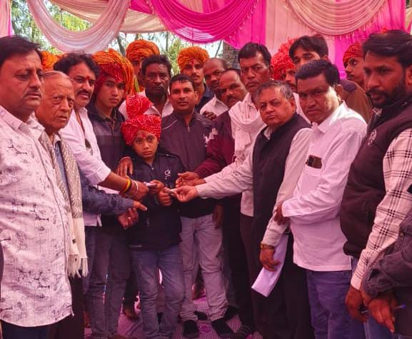 चित्तौड़गढ़ - दंपति की हादसे में मौत के उपरांत समाजजनों ने परिवार को सहायता राशि भेंट की