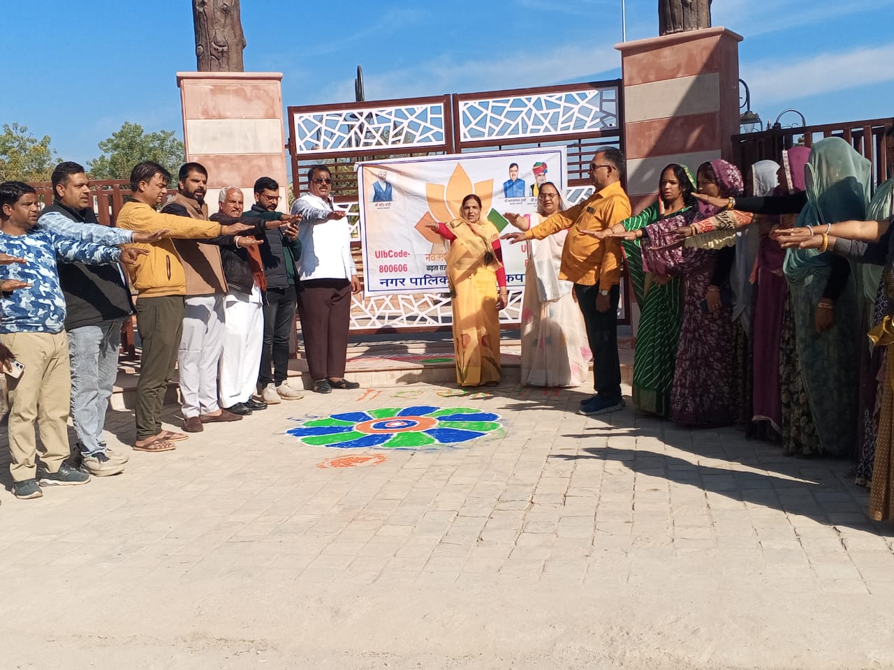 चित्तौड़गढ़ / कपासन - जनप्रतिनिधियों ने श्रमदान एवं स्वच्छता की शपथ दिलाकर लोगों को जागरूक