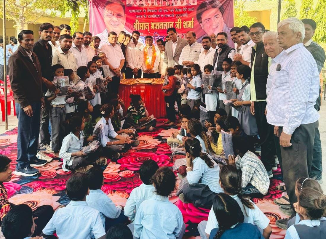 चित्तौड़गढ़ / निंबाहेड़ा - सीएम शर्मा के जन्मदिवस पर विधायक कृपलानी ने स्कूली विद्यार्थियों को किए स्वेटर वितरण