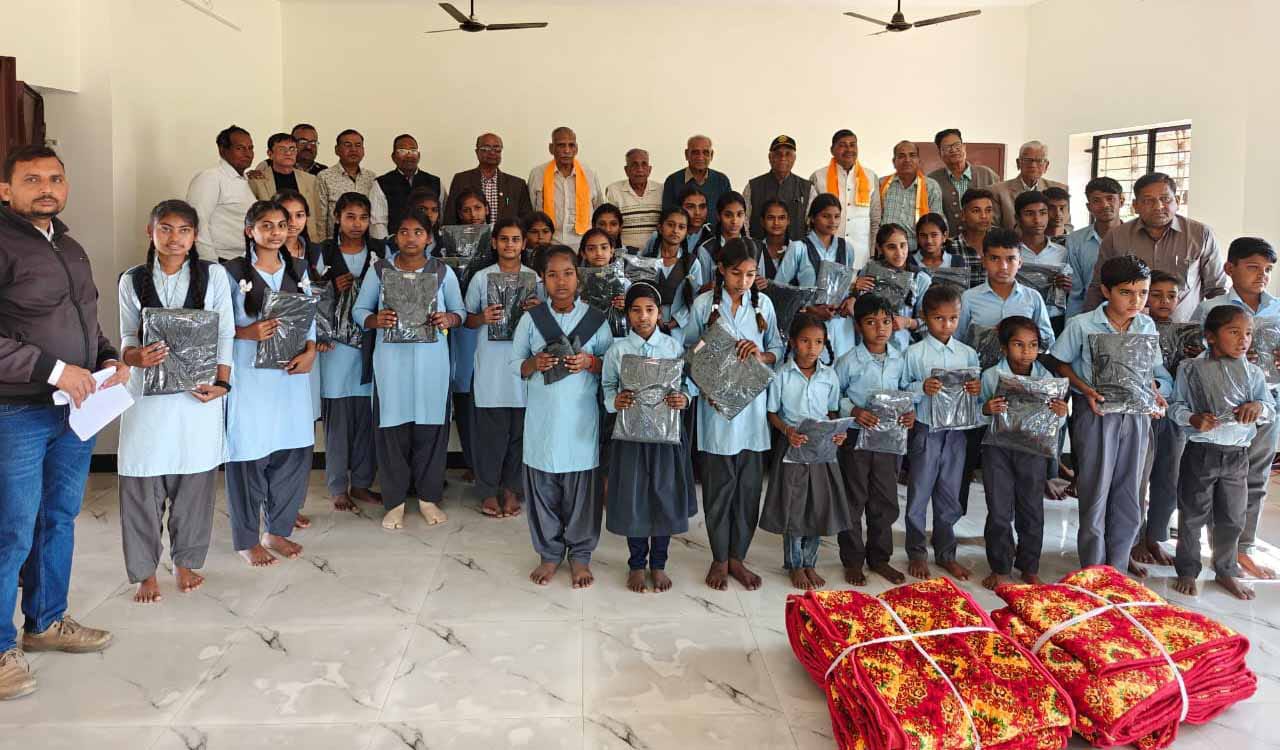 चित्तौड़गढ़ / निंबाहेड़ा - राउमावि बोरखेड़ी में विद्यार्थियों को स्वेटर वितरित