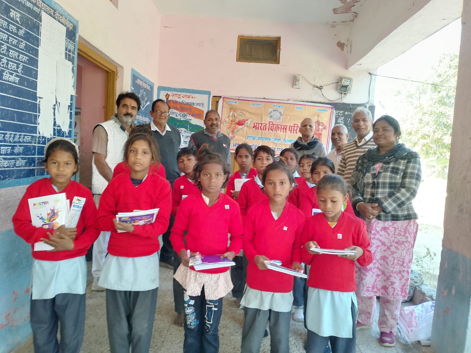 चित्तौड़गढ़ / कपासन - भारत विकास परिषद द्वारा गोद लिए गांव करुकडिया व दोवनी खेड़ा विद्यालय में सर्दी की वर्दी का किया वितरण