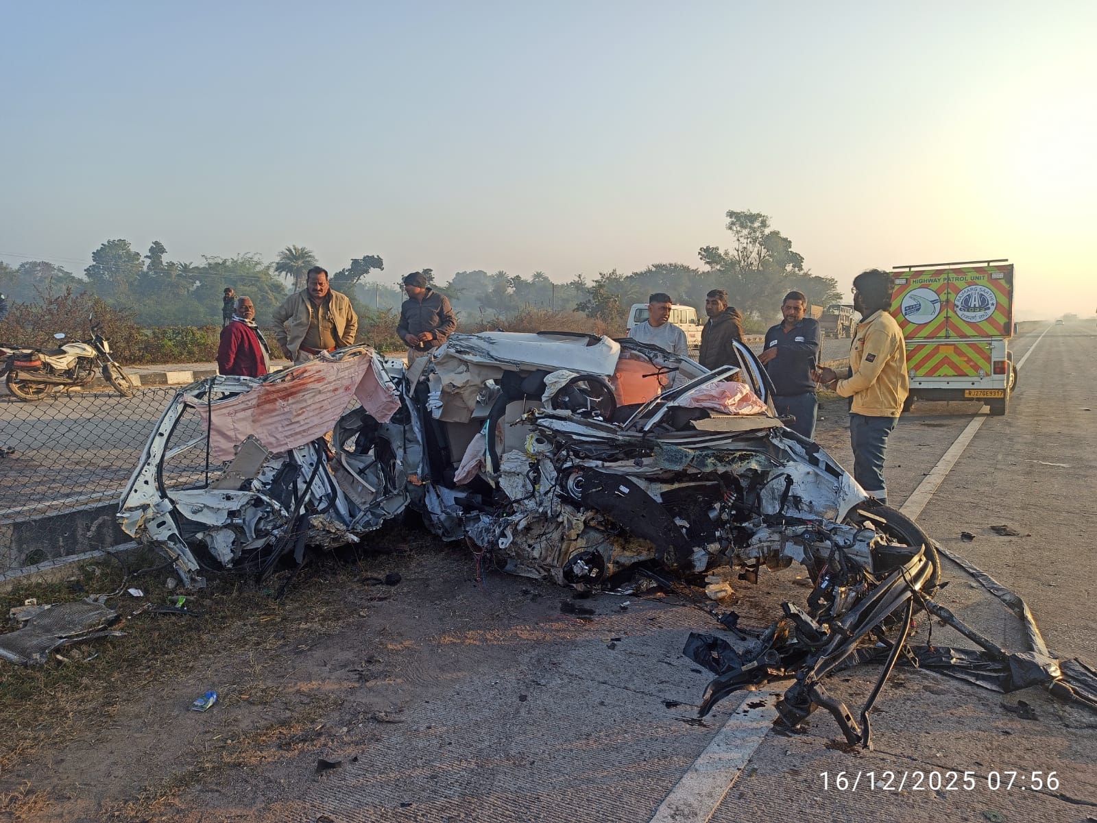 उदयपुर- चित्तौड़गढ़ सिक्सलेन पर भीषण हादसा: तेज रफ्तार कार डिवाइडर से टकराई, दो की मौत, एक घायल