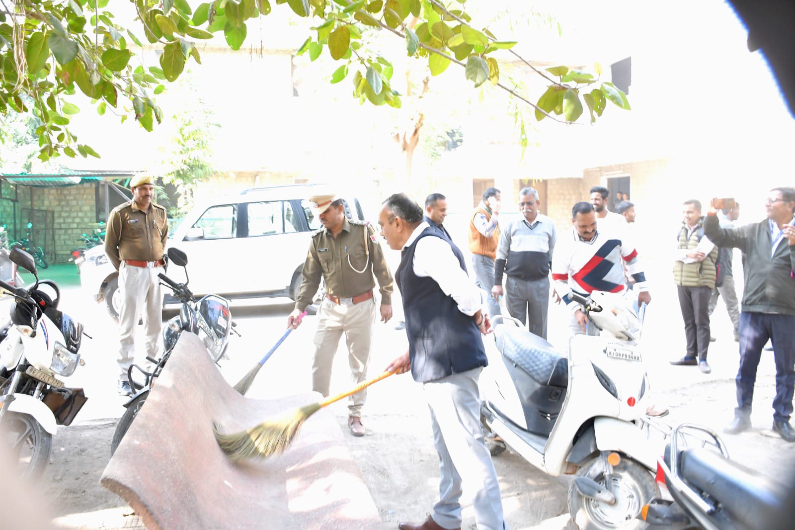 चित्तौड़गढ़ - जिला पुलिस द्वारा कार्य स्थलों पर किया स्वच्छता अभियान