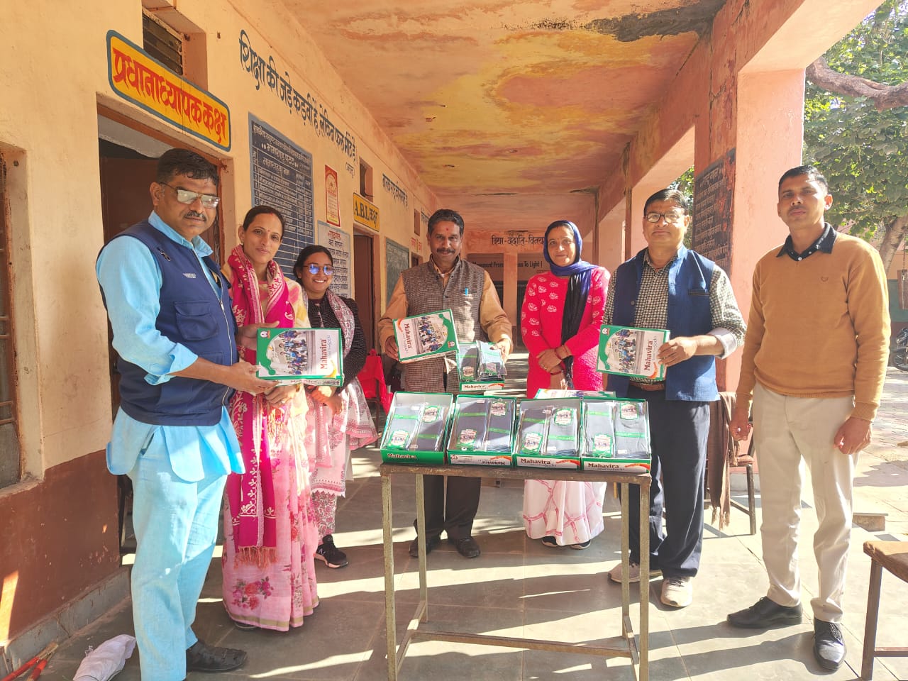 चित्तौड़गढ़ / कपासन -  काछियाखेड़ी विद्यालय में बच्चों को मोजे वितरित