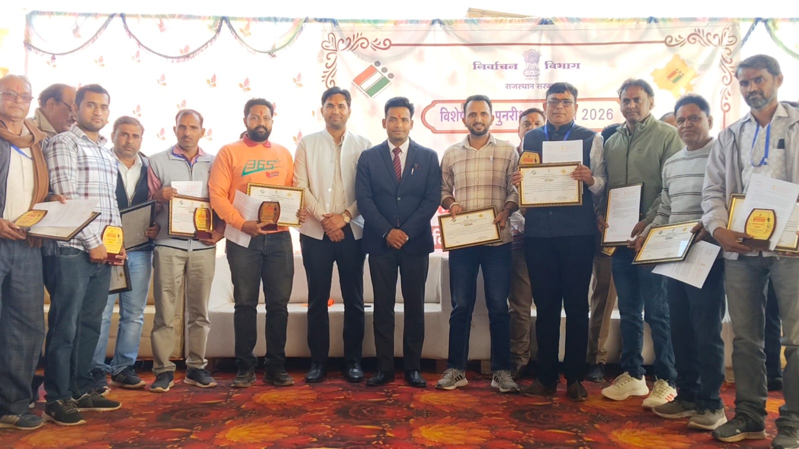 चित्तौड़गढ़ / बेगूं - जिला कलेक्टर रंजन थपथपाई लोकतंत्र के प्रहरियों की पीठ