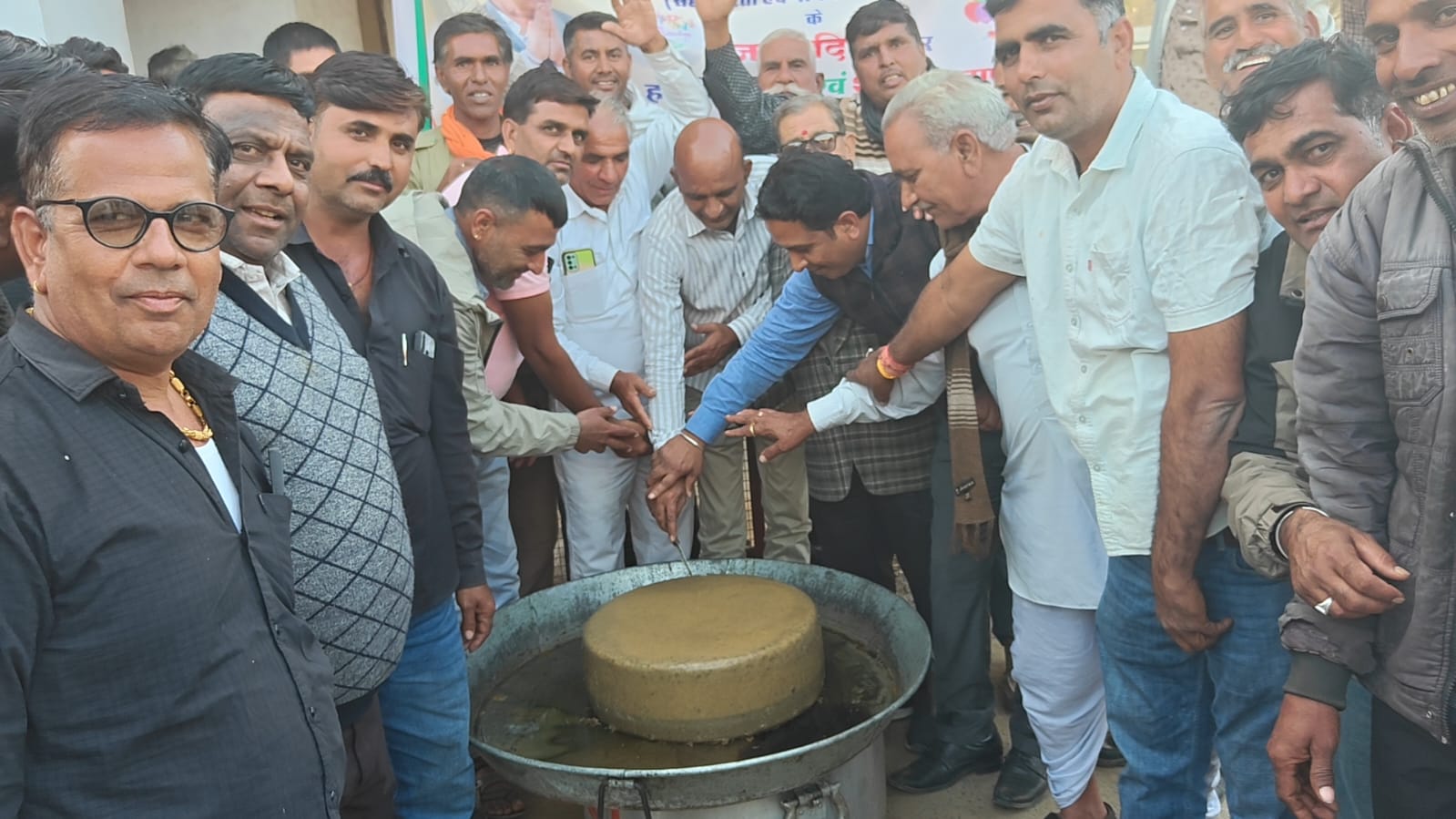 चित्तौड़गढ़ / चिकारड़ा - मंत्री दक के जन्मदिन के अवसर पर गौशाला में केक काटकर की गौ सेवा