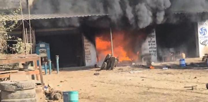 चित्तौड़गढ़ / निंबाहेड़ा - ट्रांसपोर्ट गोदाम में भीषण आग, तीन झुलसे