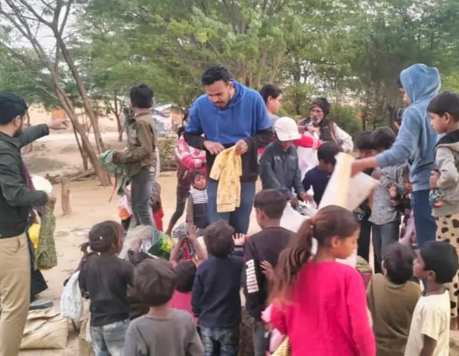 चित्तौड़गढ़ / कपासन - संकल्प युवा समूह द्वारा मेवदा कॉलोनी और गुजरिया खेड़ा में ऊनी वस्त्रो का किया वितरण 