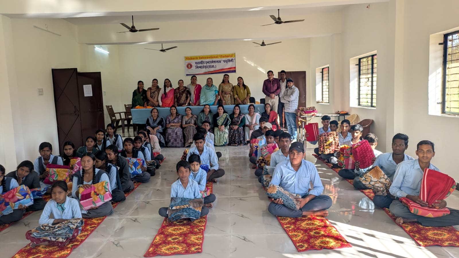 चित्तौड़गढ़ / निंबाहेड़ा - महावीर इंटरनेशनल पद्मिनी ने जरूरतमंद विद्यार्थियों को कंबल वितरित किए