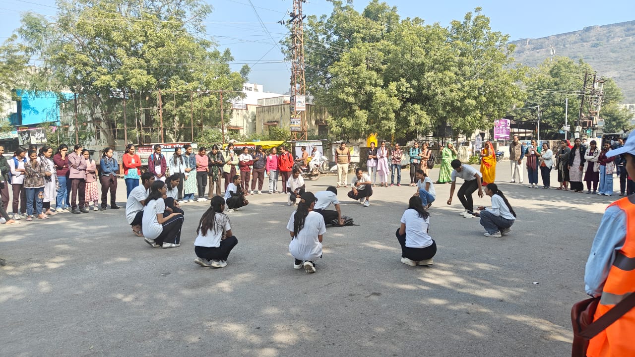 चित्तौड़गढ़ - कन्या महाविद्यालय की छात्राओं ने नुक्कड़ नाटक से दिया नशा मुक्ति का संदेश