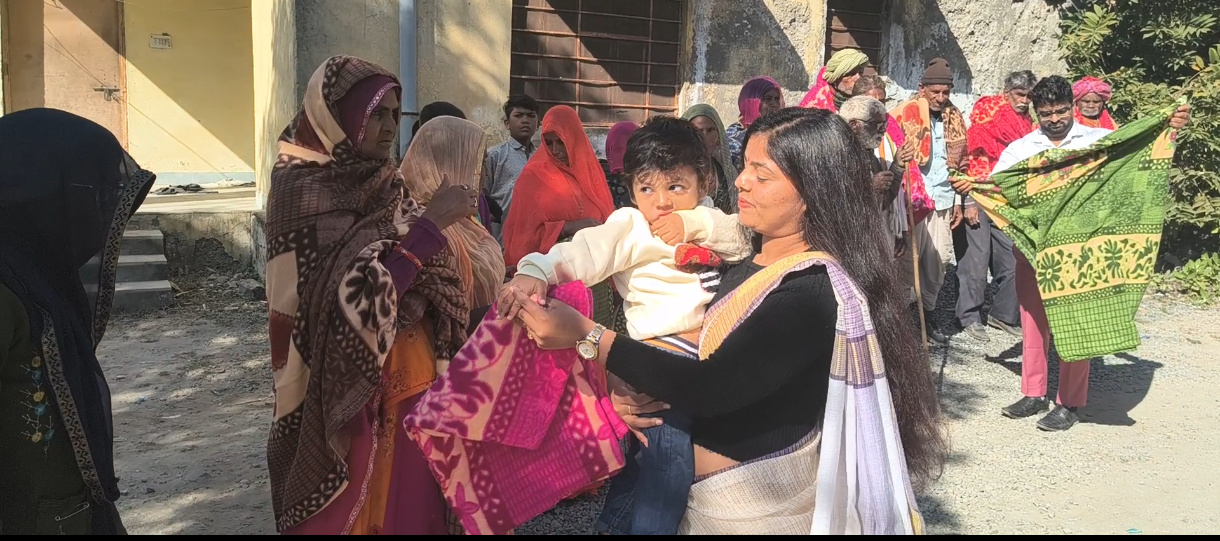 चित्तौड़गढ़ / भूपालसागर - पुत्र के जन्म दिवस पर, चिकित्सा प्रभारी ने बांटे कंबल और की पशु सेवा: डॉ. शिव प्रकाश प्रजापत का अनुकरणीय कदम