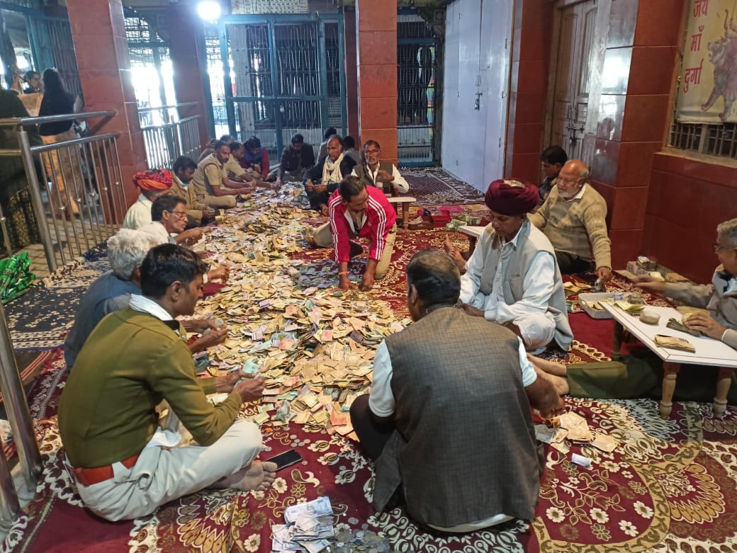 चित्तौड़गढ़ / कपासन - शनि धाम आली के मासिक भंडार से नोटों की गिनती पूरी,14.65 लाख मिले, सिक्कों की गिनती शनिवार को होगी