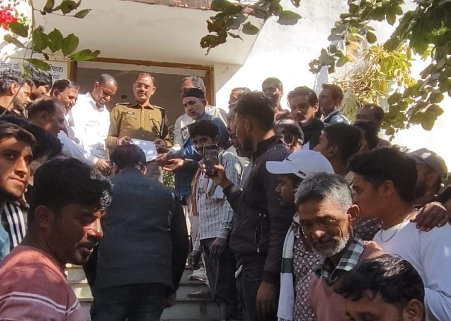 चित्तौड़गढ़ / डूंगला - हत्या की निष्पक्ष जांच के लिए डिप्टी को दिया ज्ञापन