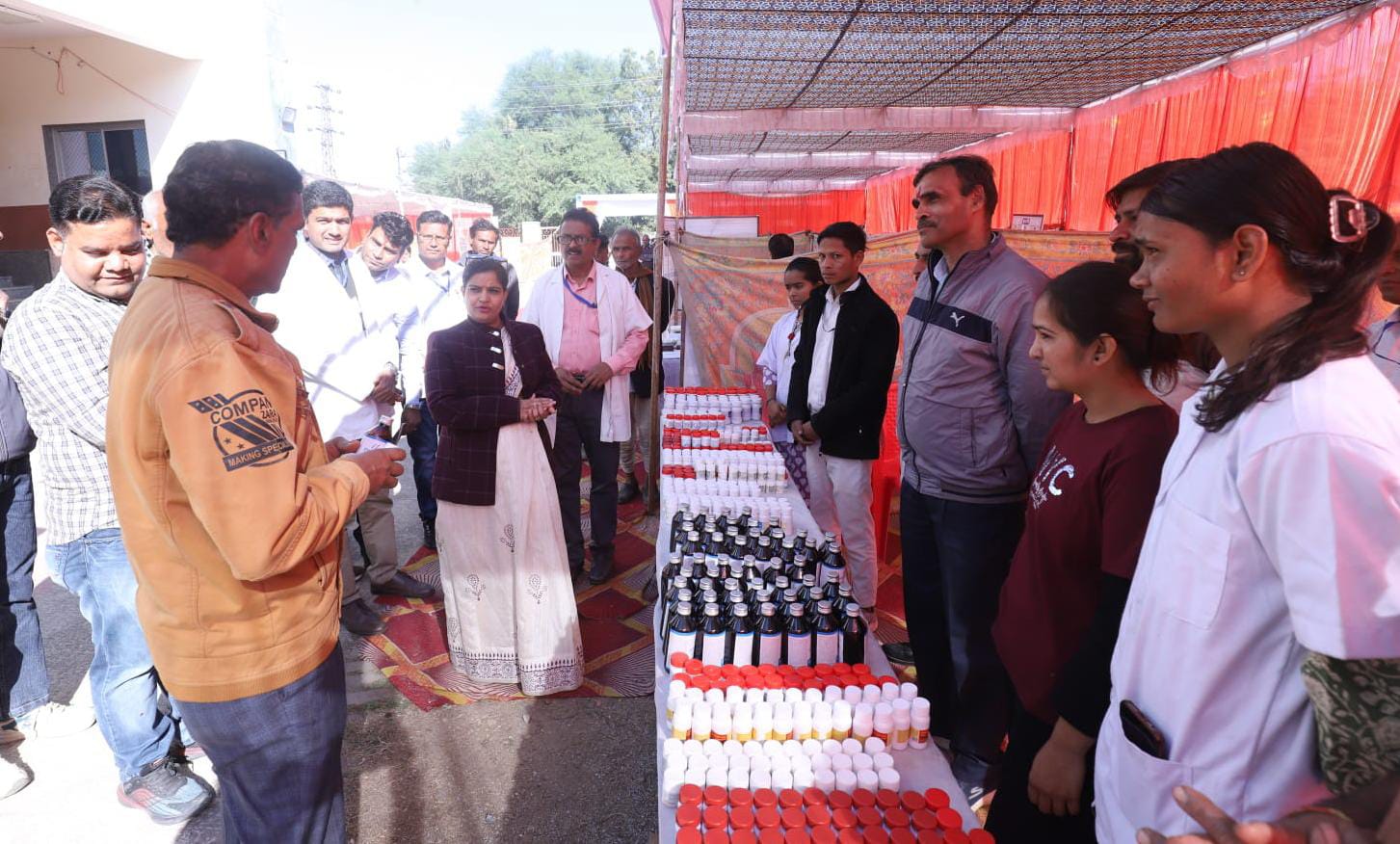 चित्तौड़गढ़ - निशुल्क आयुर्वेद अर्श भगंदर क्षार सूत्र चिकित्सा शिविर का अतिरिक्त जिला कलेक्टर ने किया अवलोकन