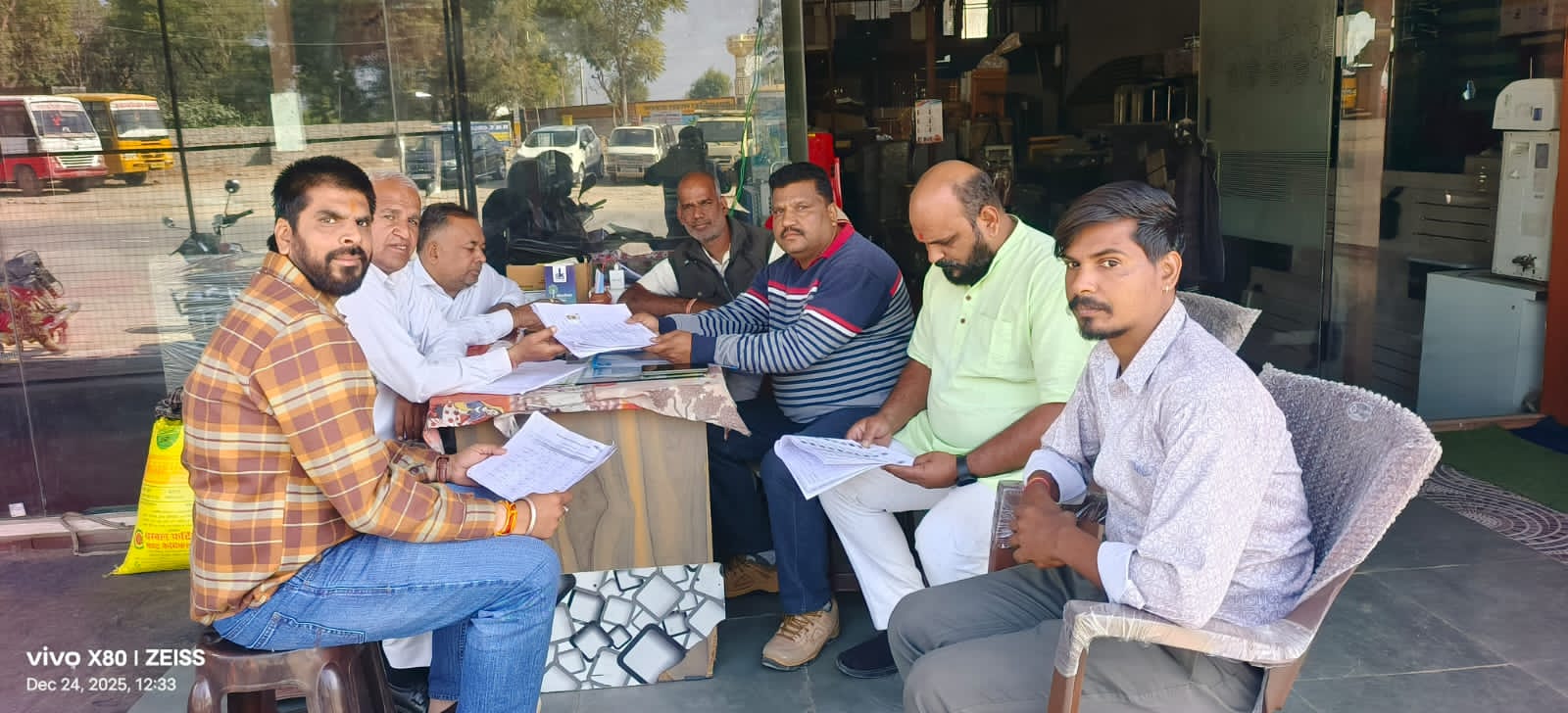 चित्तौड़गढ़ / कपासन - भाजपा कार्यकर्ताओं ने बूथ लेवल अधिकारी दिए दावे एवं आपत्तियों के आवेदन