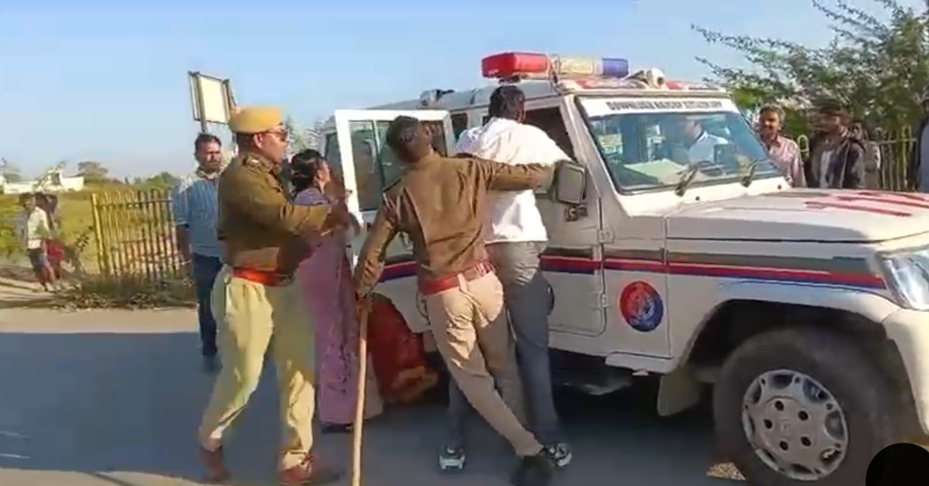 चित्तौड़गढ़ / चिकारड़ा - सीट बेल्ट को लेकर हुवे विवाद में चालक को ले जाने के दौरान नीचे गिरी महिला, वायरल हुआ वीडियो, एएसआई लाइन हाजिर