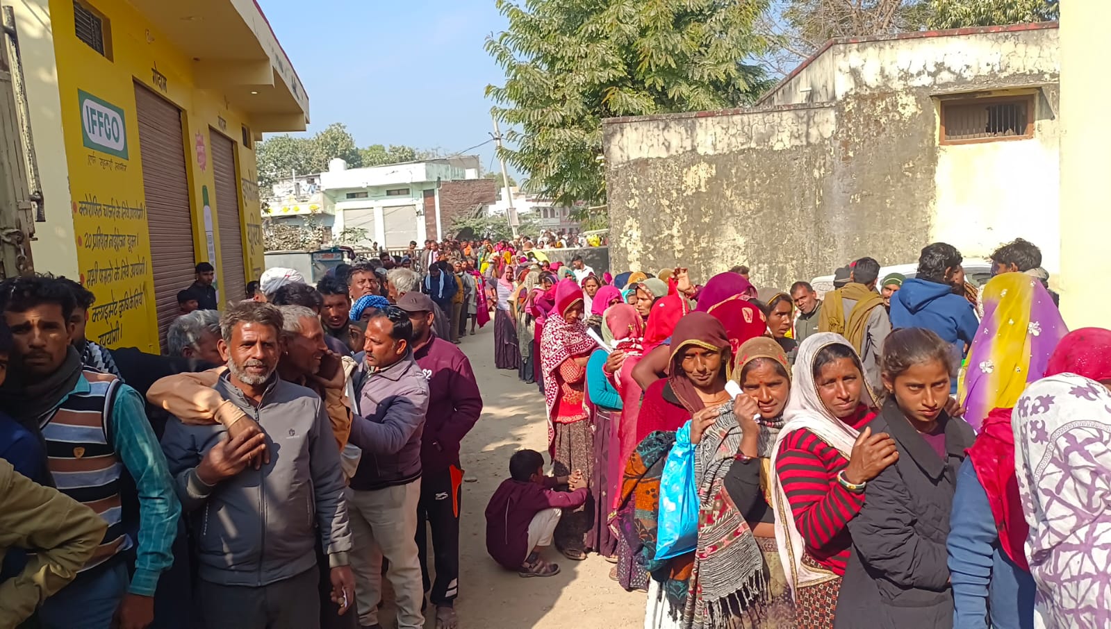 चित्तौड़गढ़ / डूंगला - डूंगला में यूरिया खाद की लाइनों में लगे खेतिहर किसान