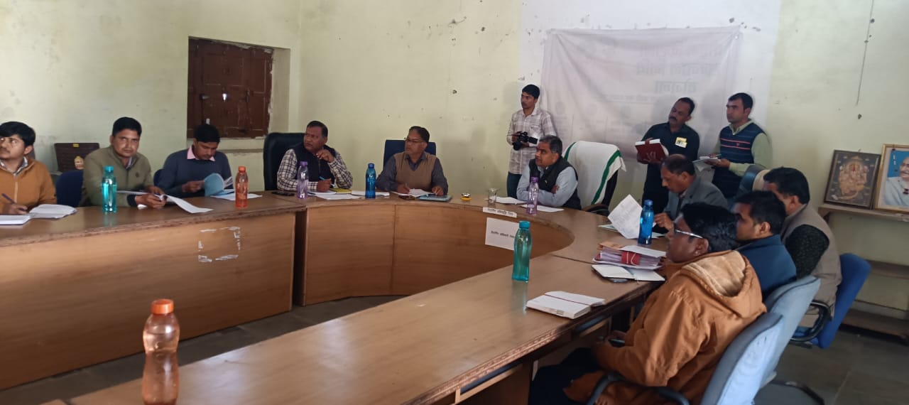 चित्तौड़गढ़ / डूंगला - मंत्री दक ने ली ग्राम विकास अधिकारी के साथ राजस्व विभाग की बैठक