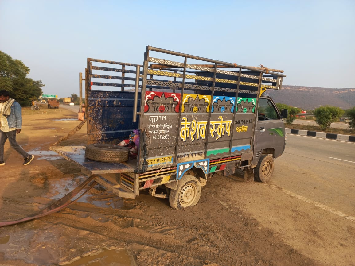 चित्तौड़गढ़ / बस्सी - बस्सी पवन धर्म कांटे के पास टायर फटने से टेंपो पलटा, 14 श्रद्धालु घायल