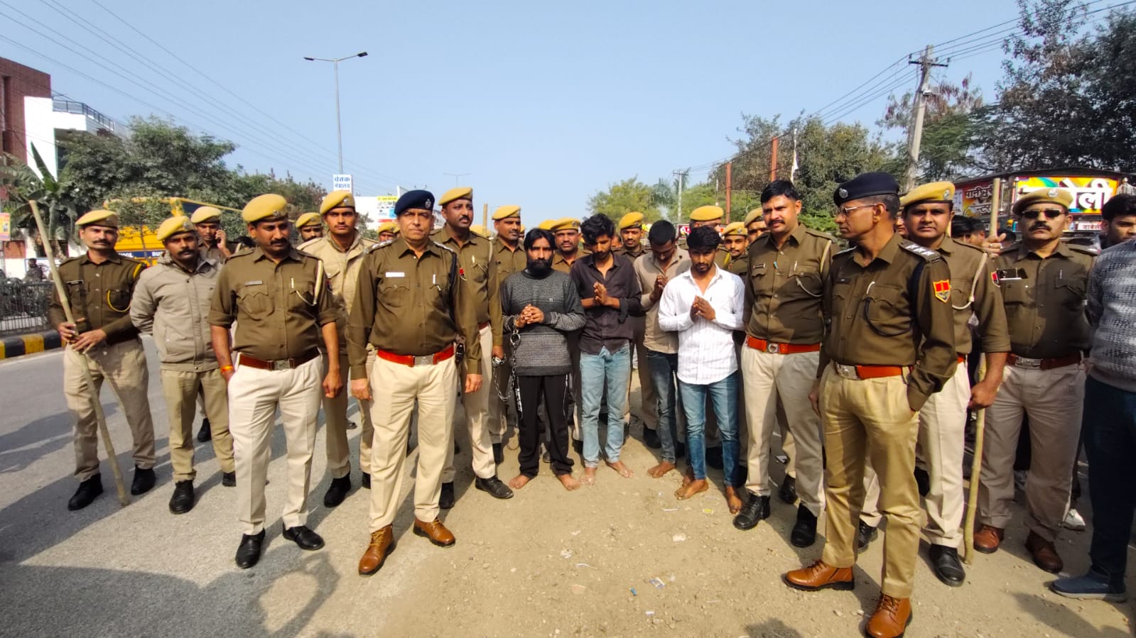 चित्तौड़गढ़ - हफ्ता वसूली के लिए हाथ ठेलों पर तोड़-फोड़ करने वाले गिरफ्तार, उसी चौराहे पर निकाला जुलूस, जिससे जनता में खत्म हो डर