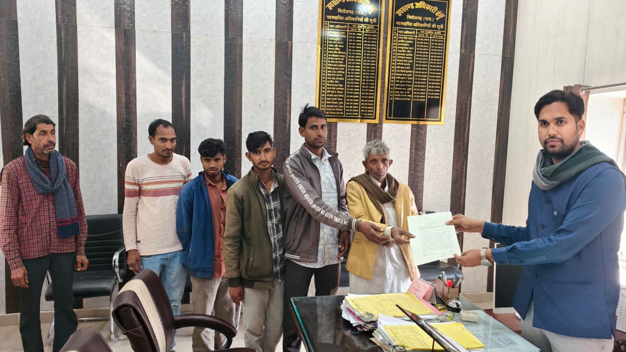 चित्तौड़गढ़ / बेंगू - चरनोट भूमि पर किए जा रहे अवैध अतिक्रमण को हटाने की मांग, ग्रामीणों ने एसडीएम को सौंपा ज्ञापन