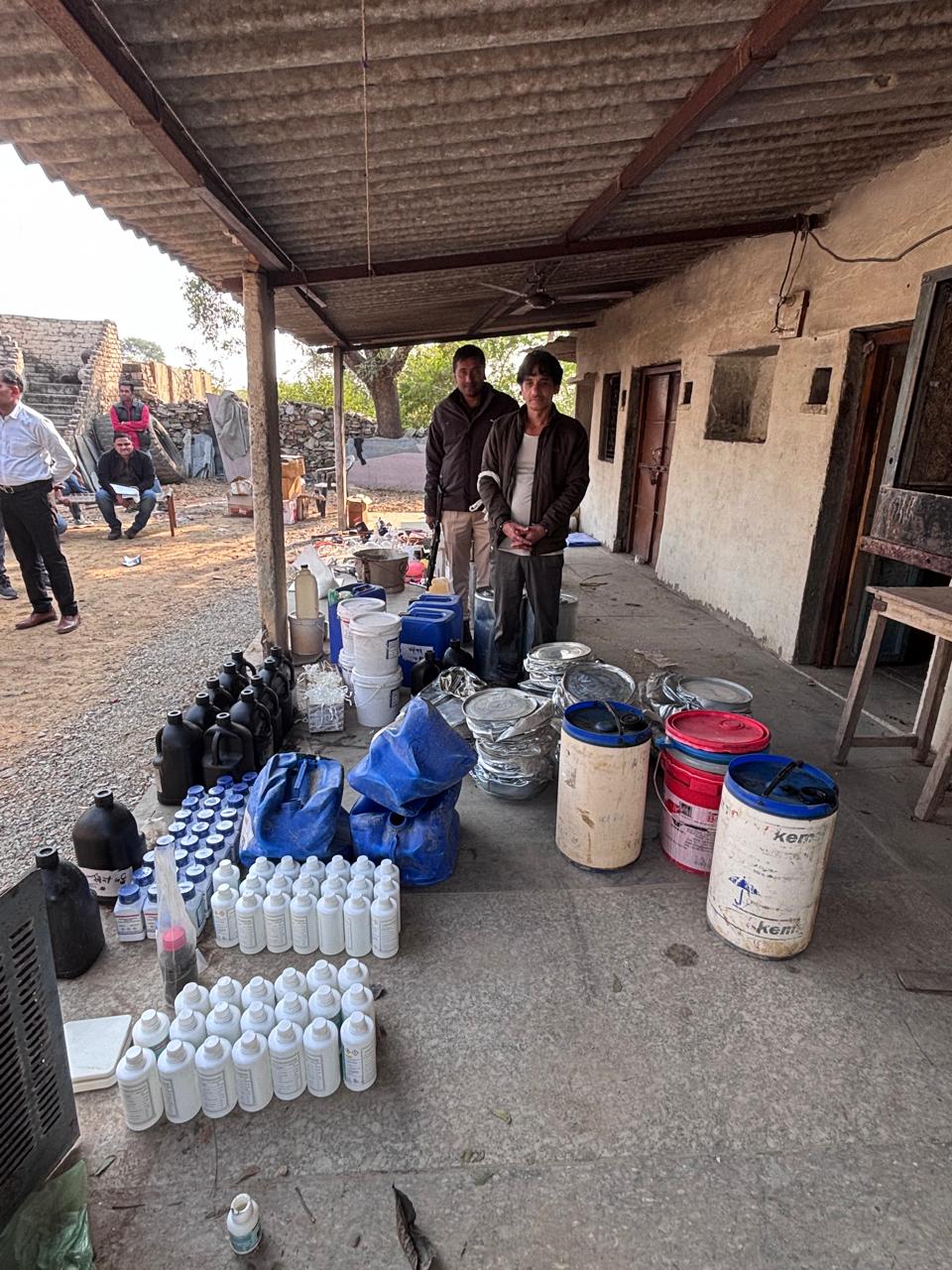 चित्तौड़गढ़ - चित्तौड़गढ़ में सीबीएन की ने पकड़ी मकान में चल रही ड्रग फैक्ट्री, लाखों रुपए मूल्य का मादक पदार्थ बरामद