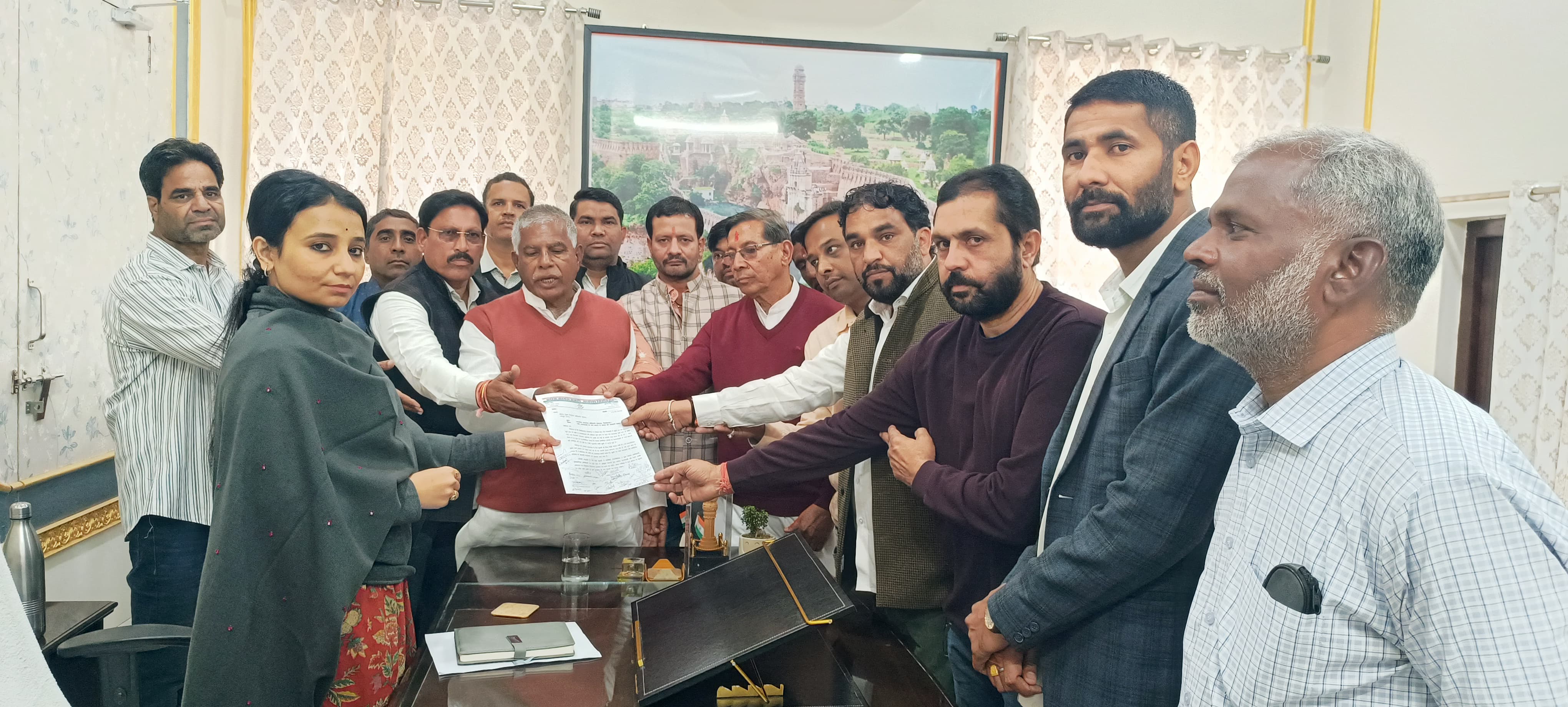 चित्तौड़गढ़ - चित्तौड़गढ़ विधानसभा क्षेत्र में मतदाताओं के नाम कटवाने का आरोप, सौंपा ज्ञापन