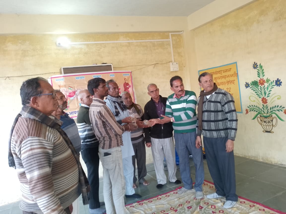 चित्तौड़गढ़ / कपासन - परिषद द्वारा भील बस्ती में तिल के लड्डू एवं वस्त्रो का वितरण