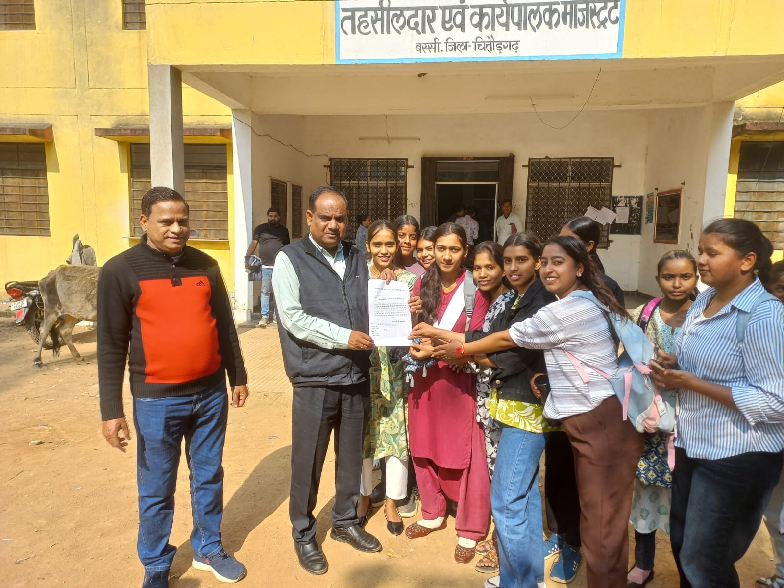 चित्तौड़गढ़ / बस्सी - बस्सी में रोडवेज बसों के अंदर नहीं आने से छात्राएं परेशान, ज्ञापन सौंपा