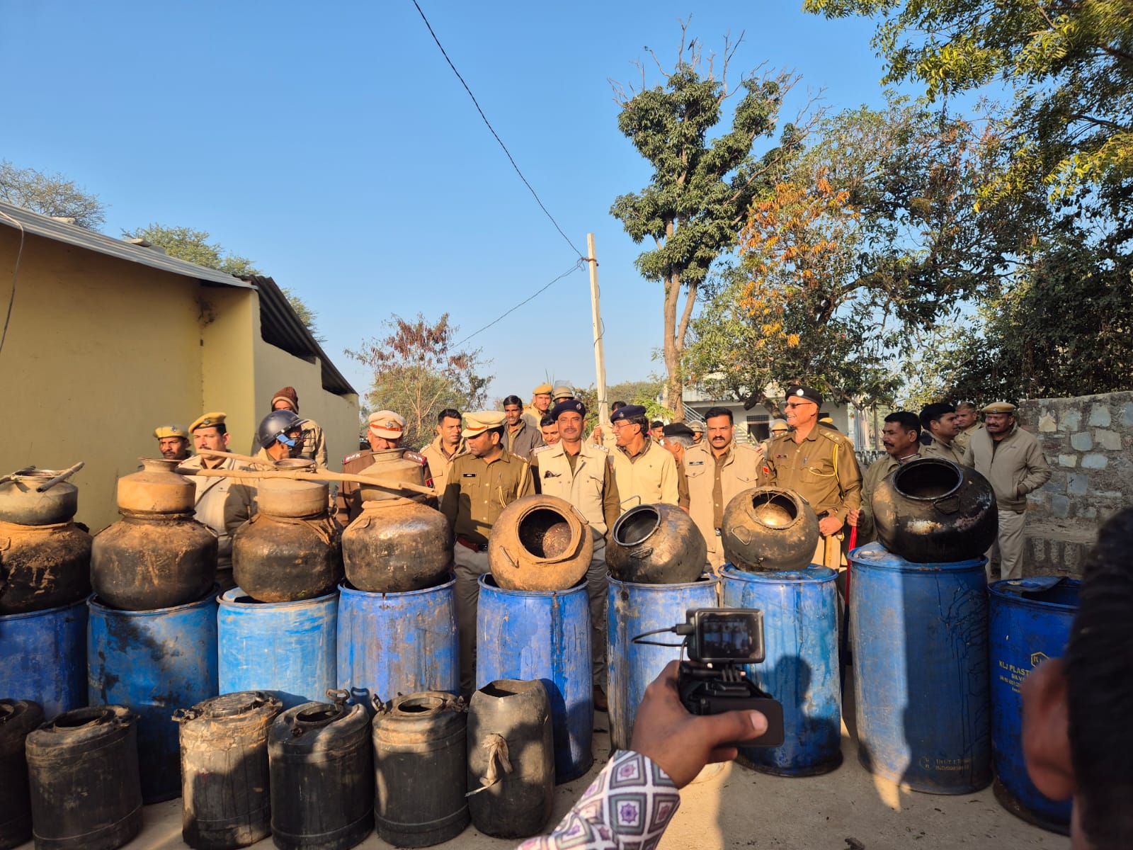 चित्तौड़गढ़ - मण्डफिया पुलिस और जिला आबकारी टीम की संयुक्त कार्यवाही, 55 बोतल हथकड शराब जब्त, दस हजार लीटर वॉश नष्ट की