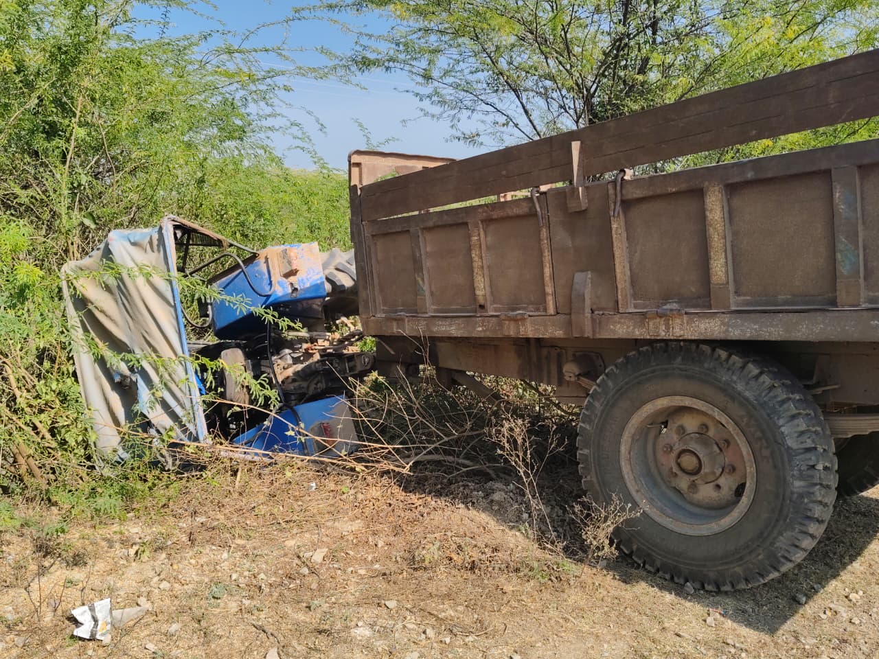 चित्तौड़गढ़ / कपासन - तेज रफ्तार ट्रैक्टर की टक्कर से बाइक सवार गंभीर घायल, प्राथमिक उपचार के उपरांत चित्तौड़गढ़ रेफर