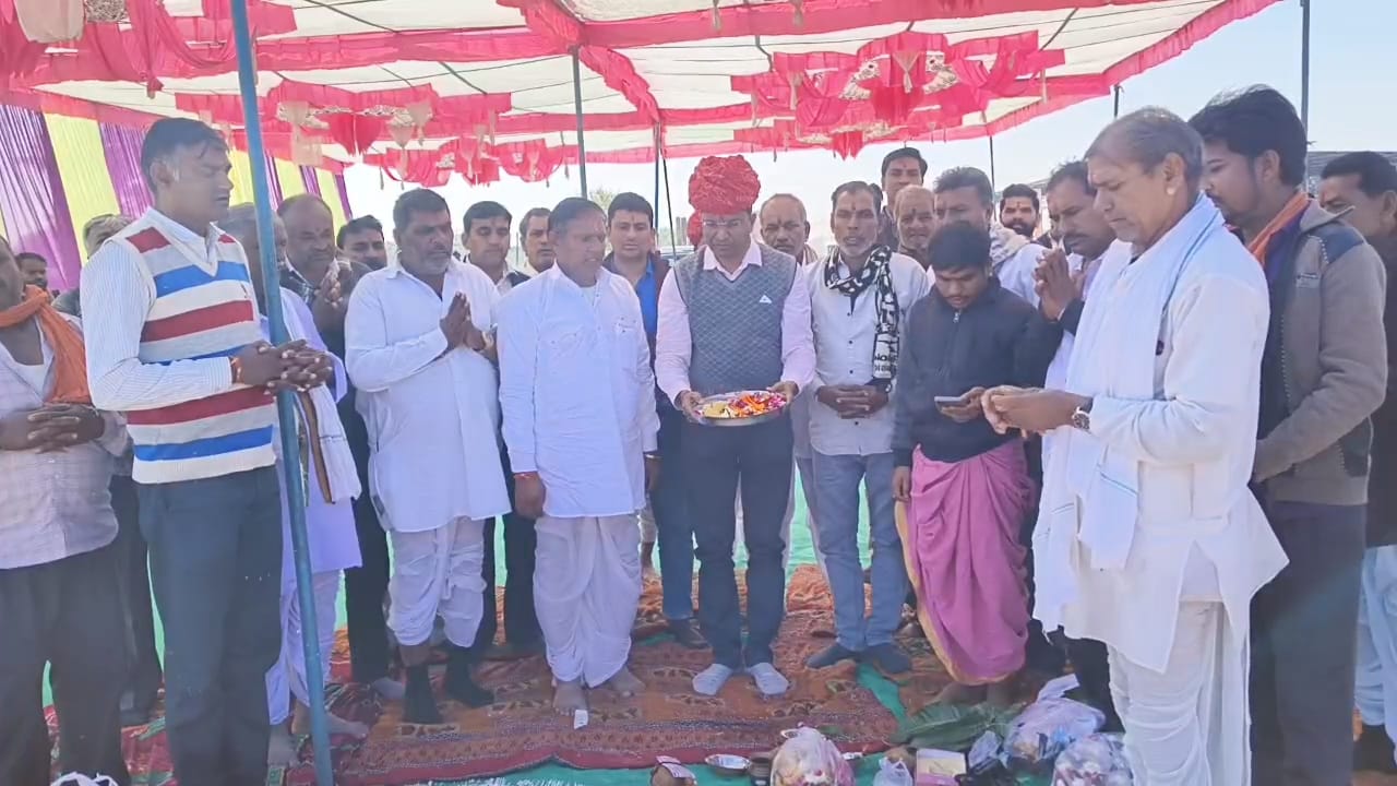 चित्तौड़गढ़ / बेंगू - विधायक डॉ सुरेश धाकड़ ने सामूहिक विवाह सम्मेलन स्थल पर किया ध्वजारोहण