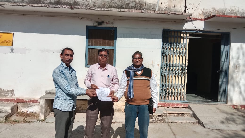 चित्तौड़गढ़ / कपासन - आदर्श पीड़ित निवेशक संघ ने प्रधानमंत्री एवं सहकारिता मंत्री सहित मुख्यमंत्री के नाम तहसीलदार को दिया ज्ञापन