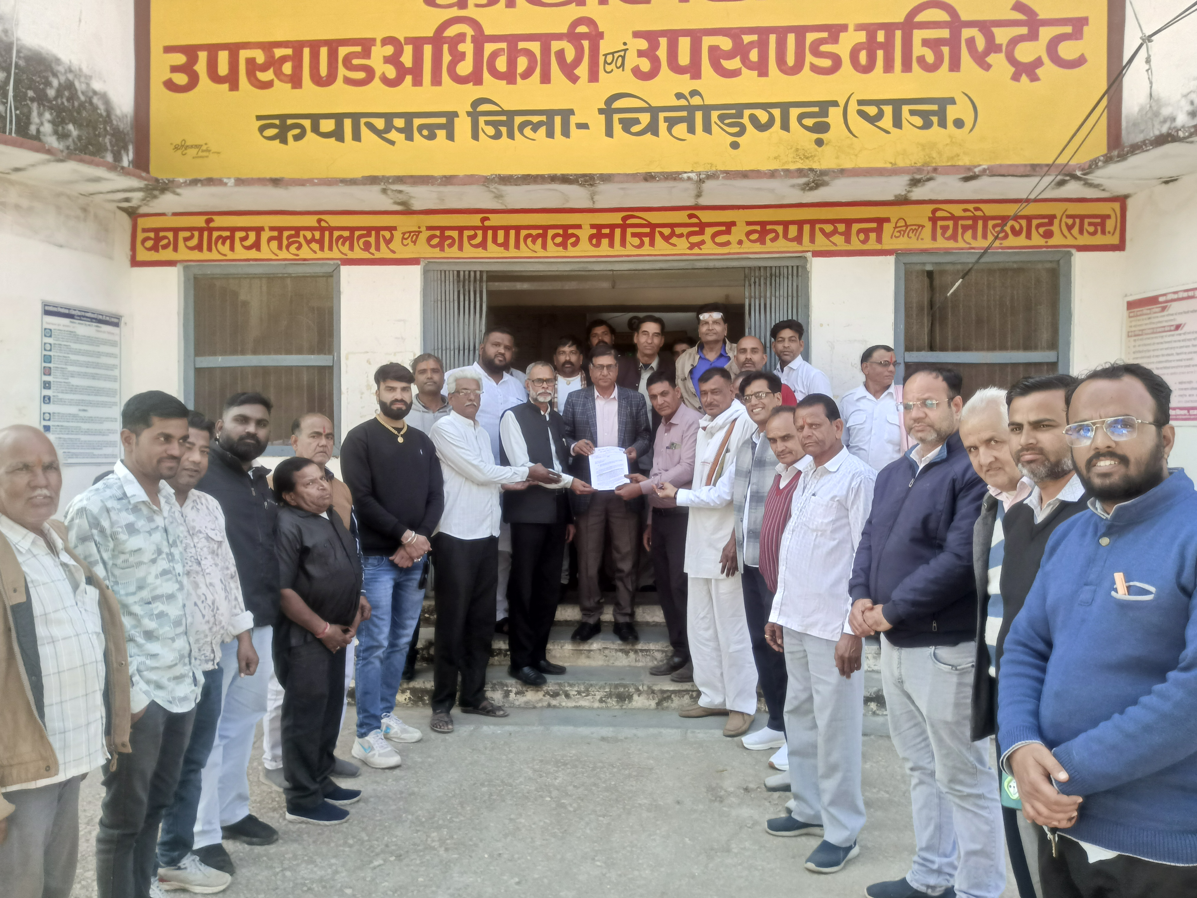 चित्तौड़गढ़ / कपासन - मतदाता पुनरीक्षण प्रक्रिया में बिना किसी ठोस कारण के बड़ी संख्या में फ़ॉर्म 7 जमा किए जाने के संबंध में कांग्रेस कार्यकर्ताओं ने दिया ज्ञापन