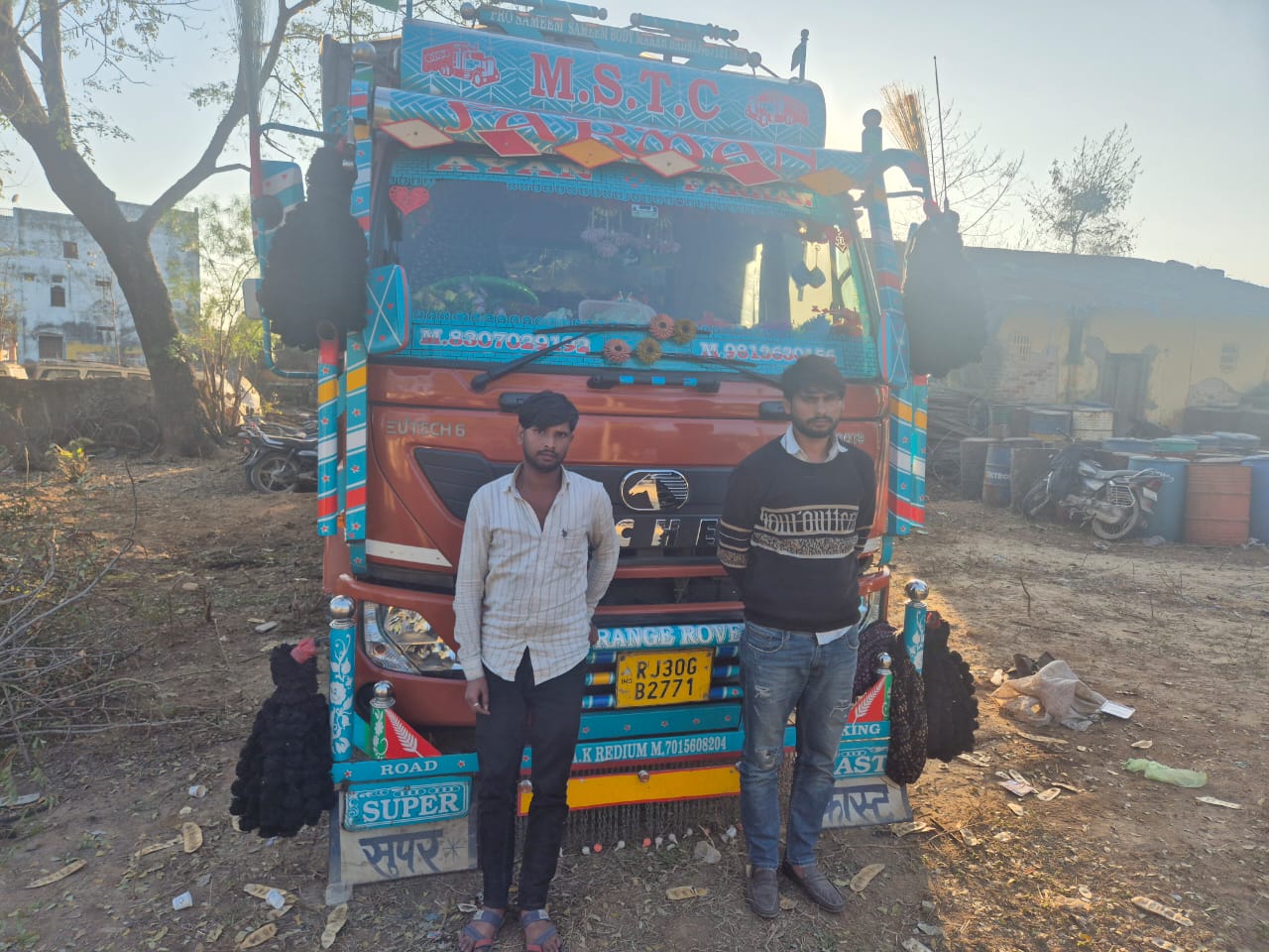 चित्तौड़गढ़ - 12 टन से अधिक अवैध खैर की लकड़ी सहित एक आयशर ट्रक जब्त ,दो आरोपी गिरफ्तार