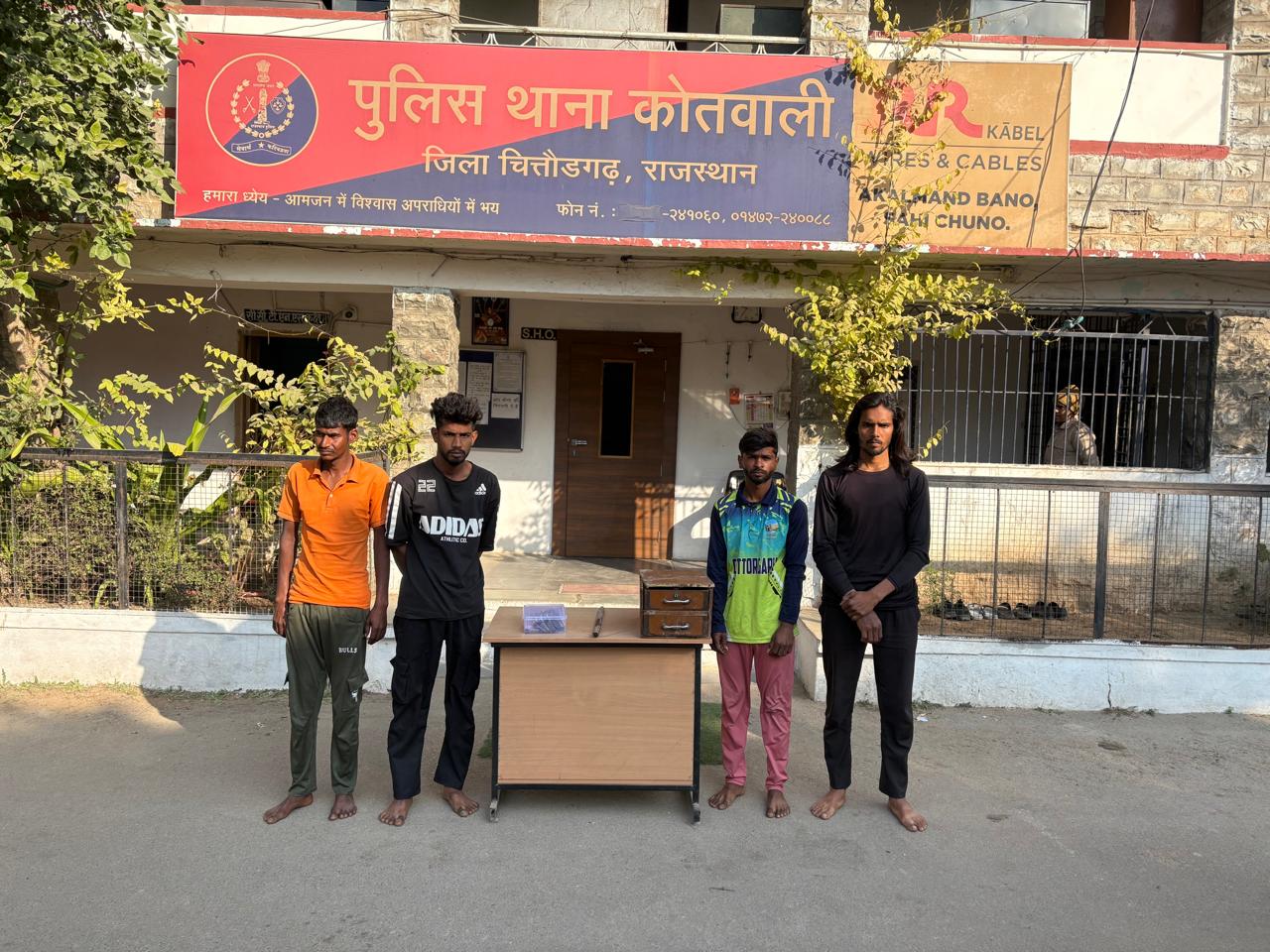 चित्तौड़गढ़ - दुकान में सैंधमारी कर नकदी चोरी का खुलासा, चार आरोपी गिरफ्तार