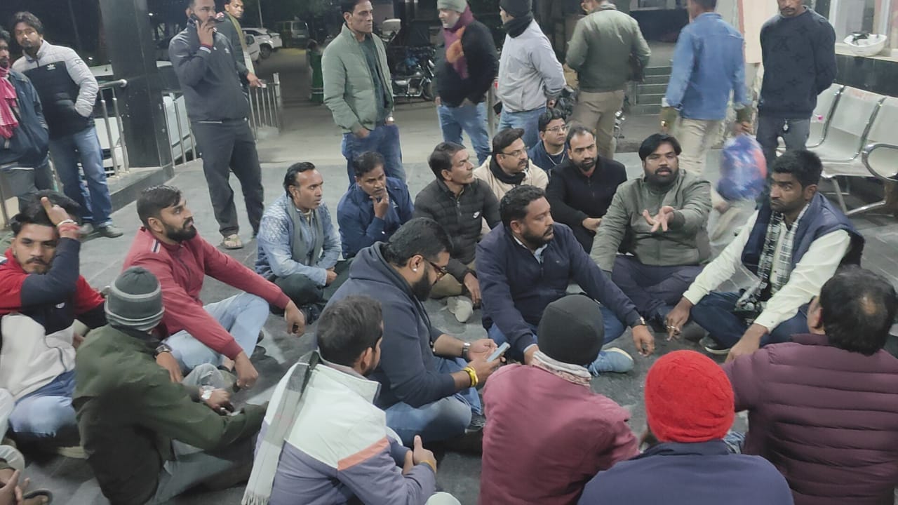 चित्तौड़गढ़ - अल्ट्राटेक प्लांट में श्रमिक की संदिग्ध मौत, 80 फीट ऊंचाई पर फंदे से लटका मिला मजदूर, आर्थिक सहायता पर खत्म हुआ प्रदर्शन